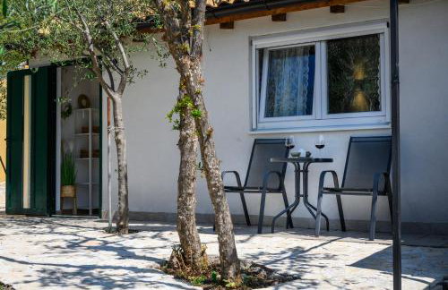 Mila and Jurija Formenti 2 apartments in heart of nautic marina, with heated swimming pool May till October, bikes, Sup, kajak, free parking in our garden - Photo 41