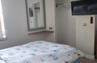 UlsterApartments one bedroom 2 single beds and sofa bed - Foto 13