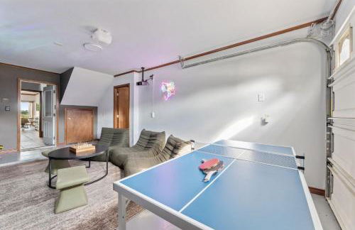 Golf-Side Luxe Escape Sleeps 13 Hot Tub & Theater - Foto 17