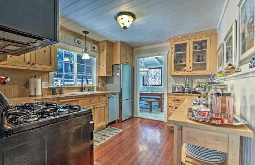 Redwoods Cabin with Hot Tub Walk to Russian River! - Foto 12
