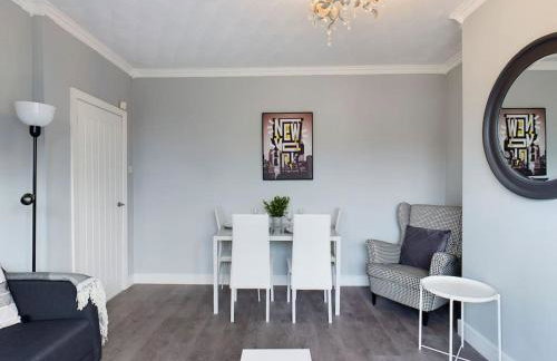 Stunning Family Home with Comfortable Surroundings by Our Home Short Stays ideally situated within Greater Manchester - Photo 4