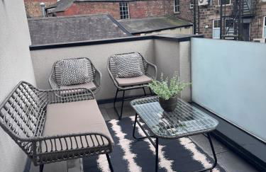 Central 2-Bed Apartment with Balcony & Parking - Foto 26