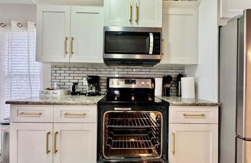 Modern 4BR 2BA with pool in gated community - Foto 42