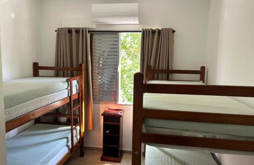 Apartamento Praia das Astúrias, 2 minutos de caminhada para praia, piscina, garagem demarcada, cama Queen - Foto 26