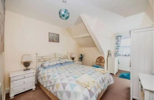 Cosy 2 Bedroom Apartment near Seafront - Photo 1