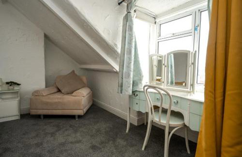 Apt - Sleeps 10 - Parking - Ideal for Contractors - Photo 21