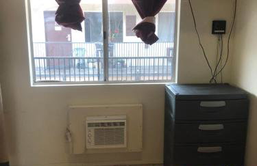 Crown Inn & Suites - Foto 29