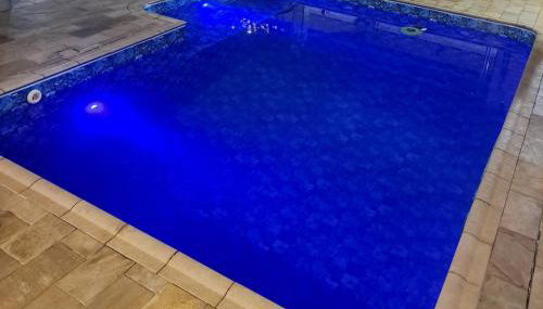 Casa com piscina, ar condicionado, churrasqueira, estacionamento, pet friendly - Foto 2