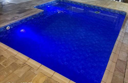 Casa com piscina, ar condicionado, churrasqueira, estacionamento, pet friendly - Foto 2