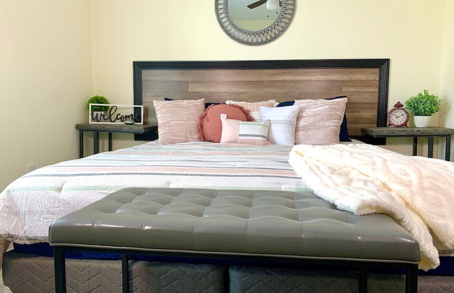 The Eastside Manor - Private Yard & Parking, Near Falls & Casino by Niagara Hospitality - Photo 2