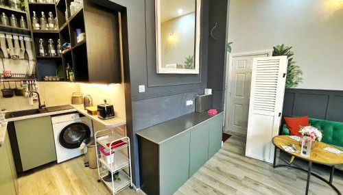 AdeamStays provides Beautiful centrally located 1 and 2 bed apartments on Liverpools Boulevard - Foto 3, stove, dishwasher, minibar