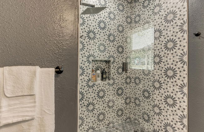 2BR Stylish Retreat in Midtown - Photo 28