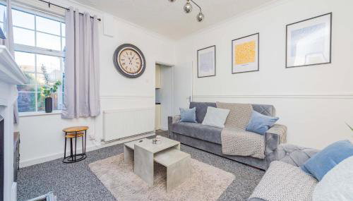 Central Townhouse Wolverhampton - Sleeps 8 - Ideal for Contractors & Families - Foto 4