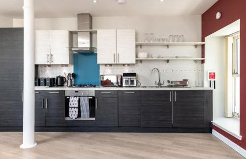 Central comfort and explore nearby cafes - Photo 6