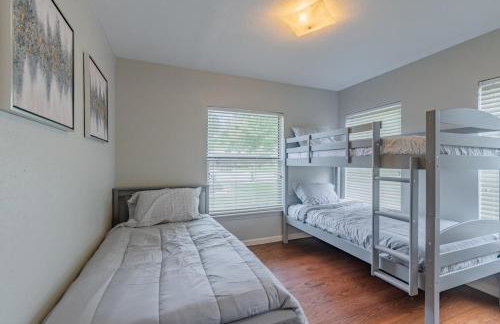 Serene POOL & Firepit in Stunning Home By Airport - Foto 57