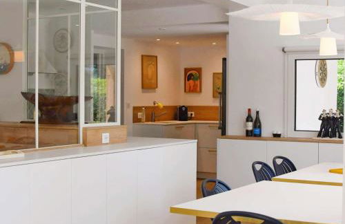 Superbe maison rénovée, 250m de l'océan, 12 pers, terrasse, jardin, proche plage Kerleven et golf - FR-1-481-164 - Foto 14