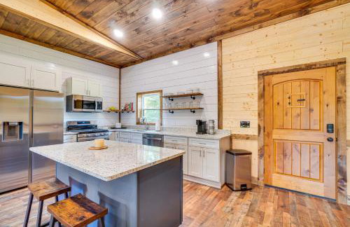 Hot Tub & Mtn Views: Pet-Friendly Englewood Cabin - Photo 8