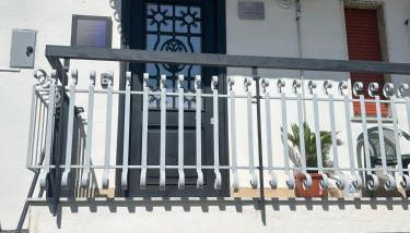 Blue House - Photo 2