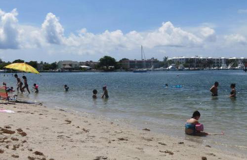 Spacious villa, pool, water views, walk to beach - Foto 33