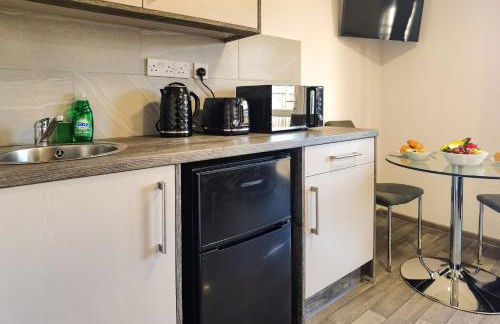 4 Bedroom 4 Bathroom Contractor House with Secure Locks on Each Bedroom Managed by Your Lettings Short Lets & Serviced Accommodation Peterborough including FREE Parking and WiFi - Foto 25