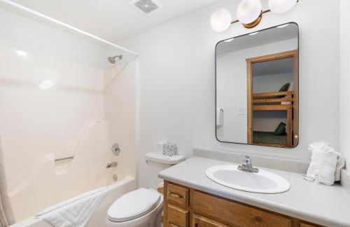 Secluded-Pvt Hot Tub-Free Daily Tickets-Walk to Table Rock Lake - Foto 34