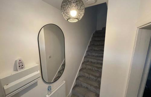 3 Bedroom New House with Wi-Fi Sleep 5 By Home Away From Home - A - Foto 34