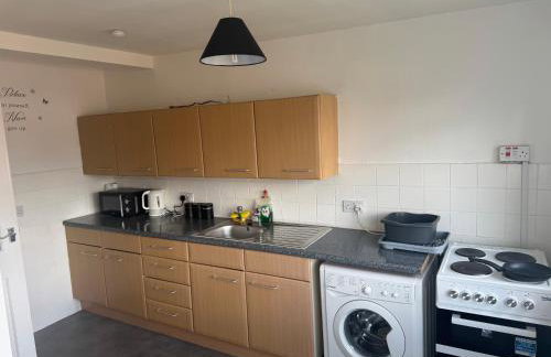 Comfortable 2-Bed Flat Balcony Near Airport - Photo 14