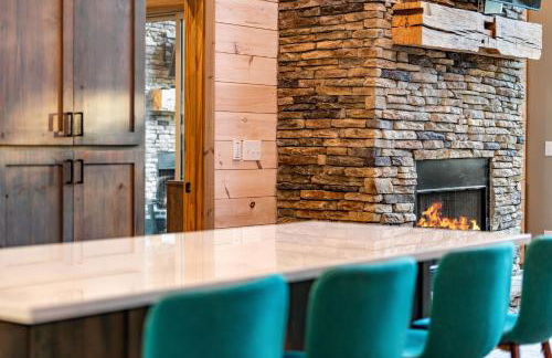 Honeysuckle Chalet - Luxe Mountain Chalet - Hot Tub, Wi-Fi, Pool Table, Party Deck, Fire Pit - 15 mins to Blue Ridge! - Foto 13