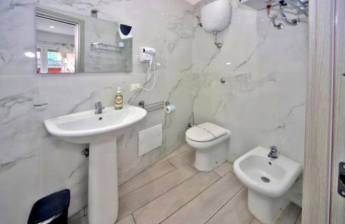 Dimora di Antonietta Room - near Train Station & Wi-Fi - Foto 8