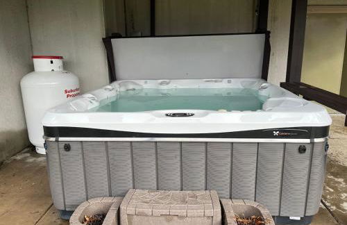 Secluded 4 bedroom with hot tub minutes from campus - Foto 41