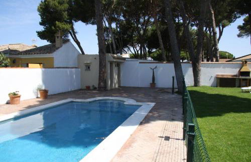 Moderno y amplio chalet, con piscina privada - Foto 17