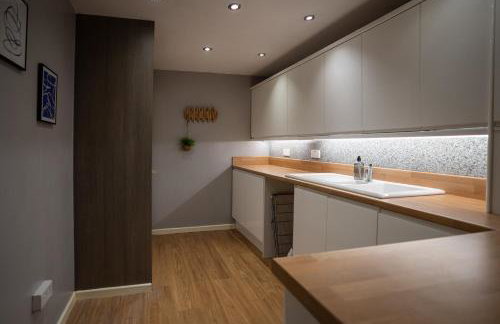 Sleeps 8-10 Cotswold Home with Hot Tub & Parking - Foto 18