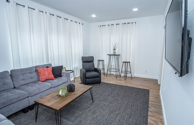 Huge Remodeled 5BR 4BA House Sleeps 20 Downtown - Photo 27