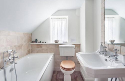 Luxury Farmhouse Retreat with Private Hot Tub & EV - Foto 29