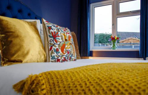 6 BR 3 Bath Spacious Tudor House & Free Parking - Foto 34