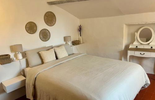 Charming & medieval village house completely renovated with great exterior and views - Foto 2