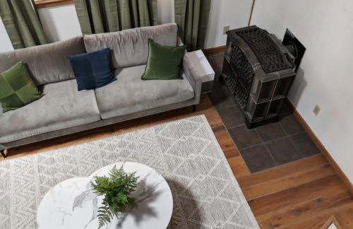 Cozy cabin w hot tub, fire pit & pet-friendly - Foto 13