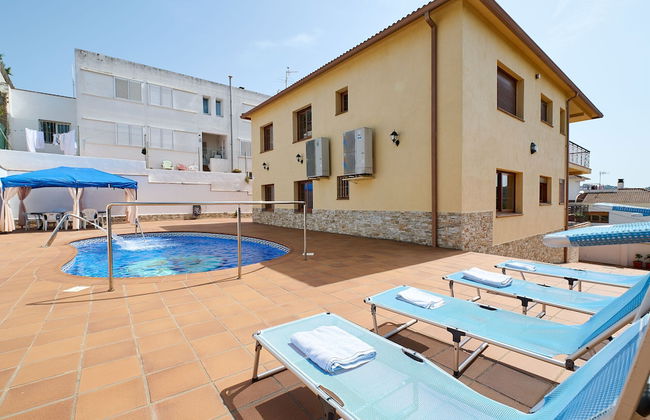 Marina in Blanes With 6 Bedrooms and 4 Bathrooms - Photo 2