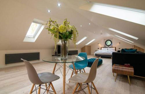 Luxury Coach house next to woodland in Knutsford - Photo 18