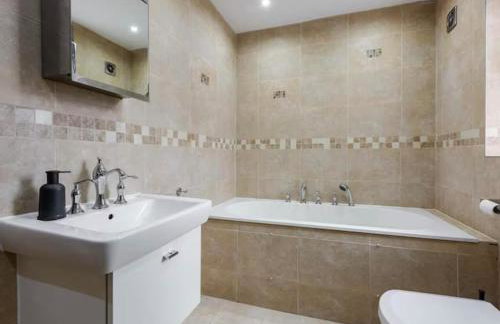 Albert Stays - 5 bed Sleeps 11 - Free Parking - Photo 8