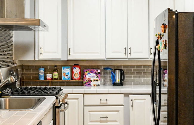 Spacious Family Retreat w Garden Modern Comfort - Photo 66