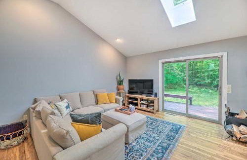 Cozy Whitehall Hideaway with Hot Tub and Chiminea! - Foto 6