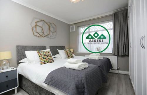 Aisiki Stays Apartments at Hillingdon, 3-Bedroom & 2-Bathroom, Pet-Friendly House with Garden, King or Twin Beds with Free WiFi and Parking Space - Foto 1