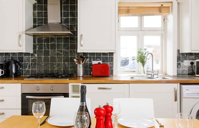 Charming 3bd Townhouse Right in the City Centre - Photo 3