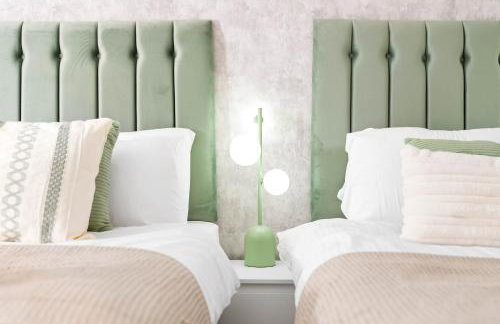 Stylish Five Bedroom House - Parking - Terrace - Fast Wi-Fi 974P - Foto 16