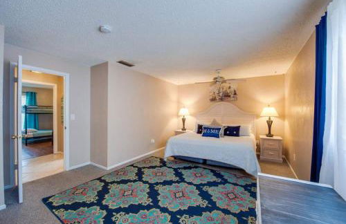 Large pool home and blocks away from the beach - Foto 9