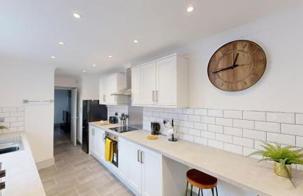 Central Stunning 3-Bed House - Free Parking - Foto 11