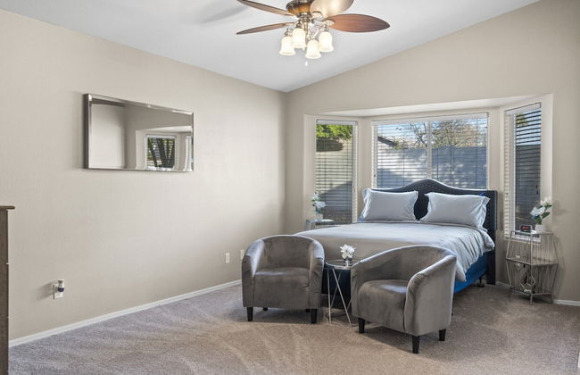 Cozy Hidden Gem - 3BR - 1Den w Backyard - Foto 7