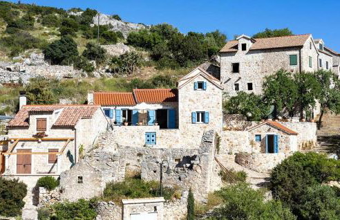 3 Bedroom Stunning Home In Zarace - Photo 11