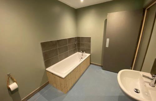 Luxury cosy carriage with electric private hot tub - Photo 12